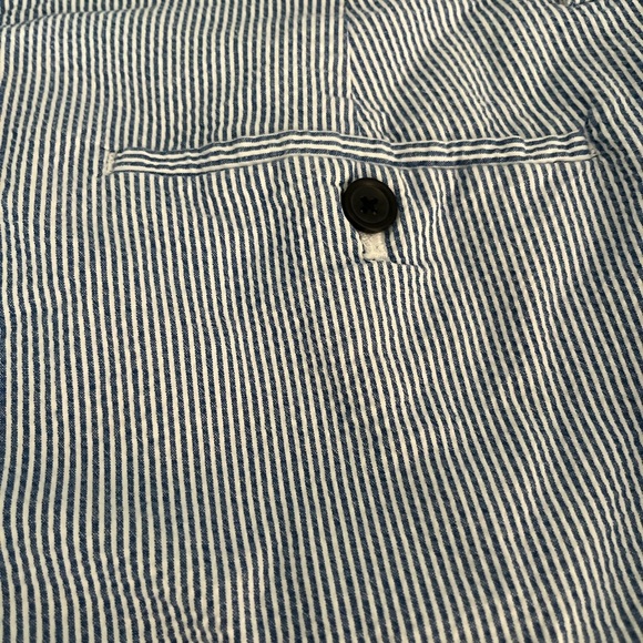 Banana Republic men’s pinstripes seersucker shorts.  Men’s 34 - Picture 4 of 4